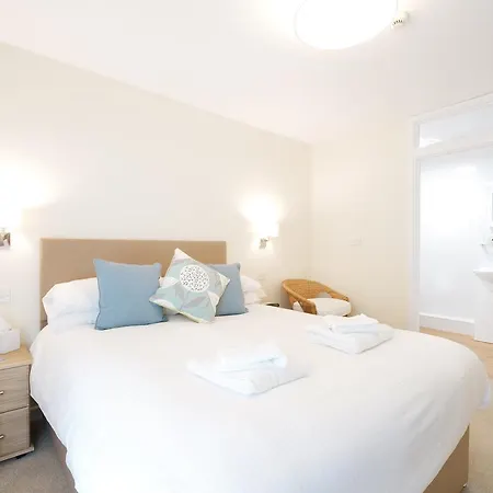 Brendon Arms Guest house 3*